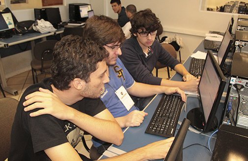 Estudantes trabalharam quase 24 horas desenvolvendo softwares de computador
