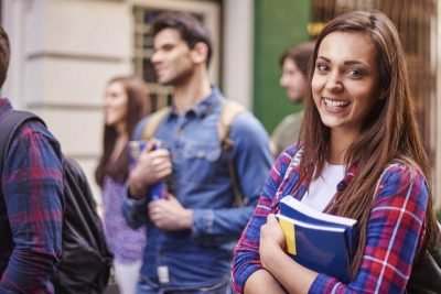 um grupo de jovens andando por uma rua