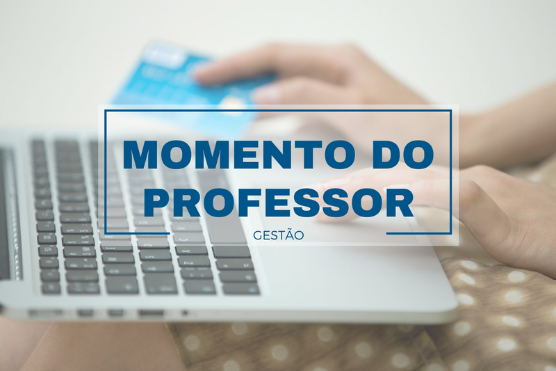 uma pessoa segurando um cartão de crédito e digitando em um laptop