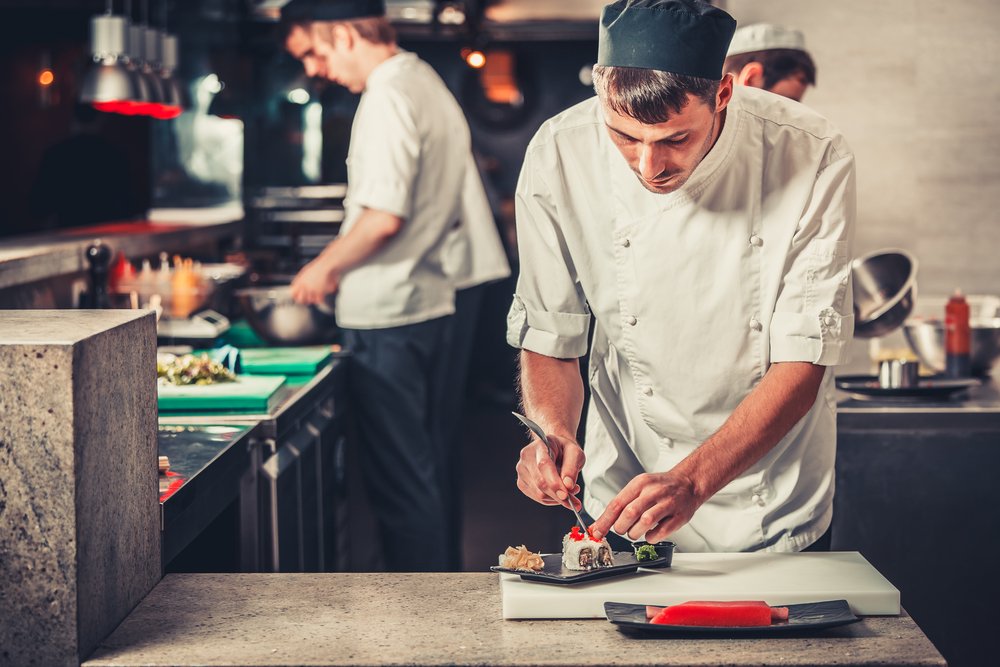 um chef está preparando comida em uma cozinha