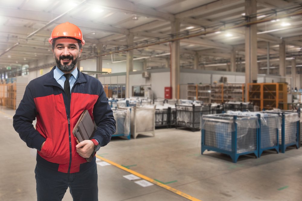 um homem usando um capacete em pé em um armazém