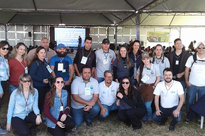 um grupo de pessoas posando para uma foto sob uma tenda