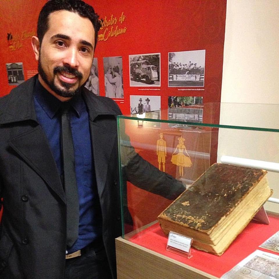 Exposição no Museu Unicesumar: uma Bíblia em pergaminho, escrita em bico de pena em alemão coloquial com tradução de Martinho Lutero, de 1599. Na foto, o coordenador do curso, Roney Carvalho.