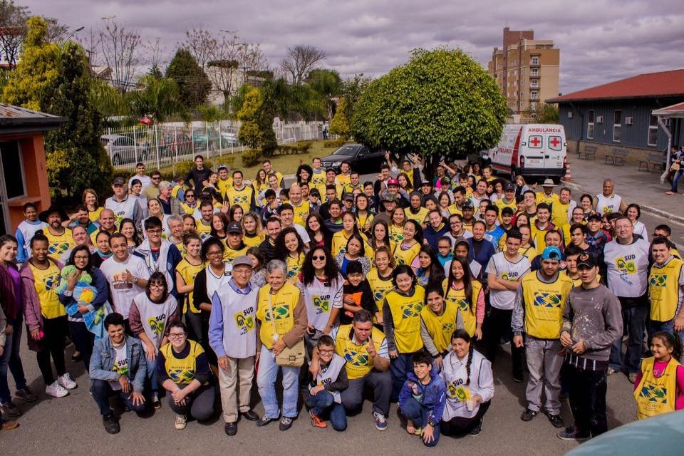 maos-que-ajudam-tiago-anderson-de-andrade-e-lilian-llovet-janoski-teixeira-polos-de-pinhais-e-curitiba-centro