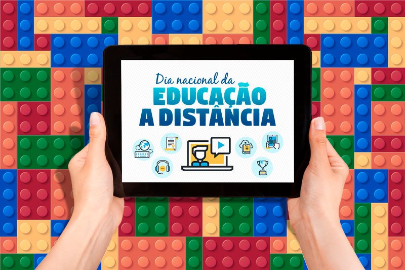 uma pessoa segurando um tablet com as palavras educacaco distancia