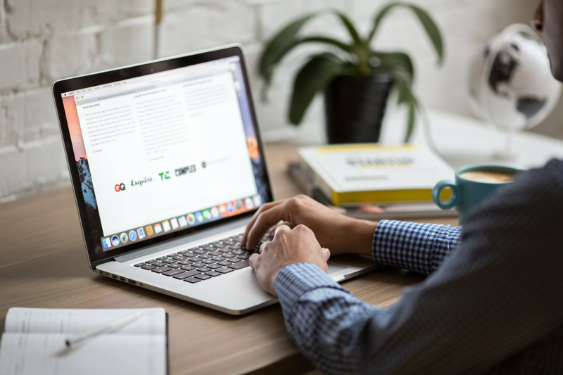 um homem sentado em uma mesa usando um laptop