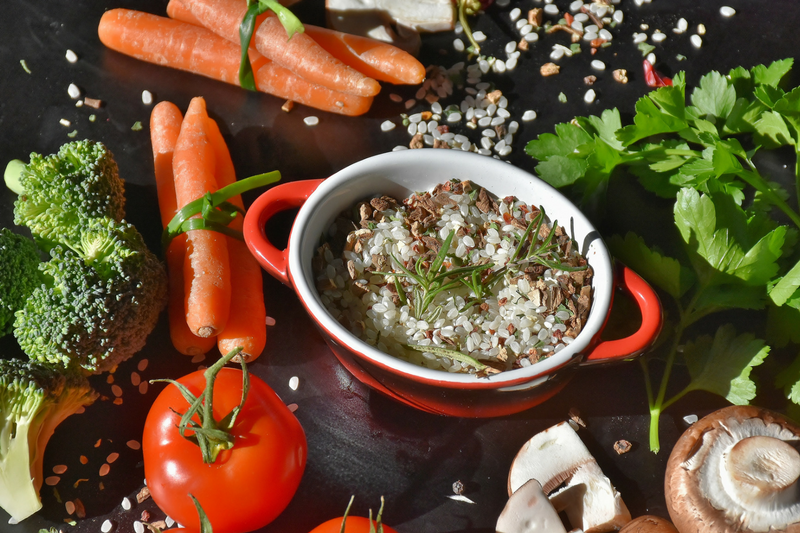 uma tigela de molho rodeada de vegetais e cogumelos