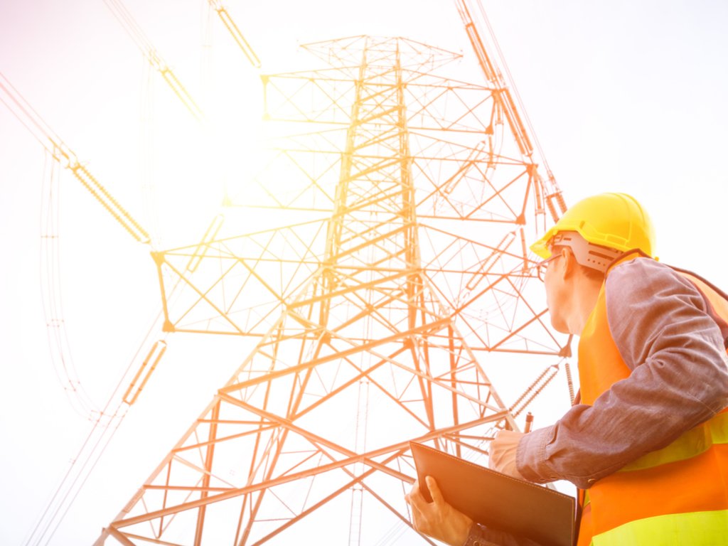 Um profissional de Engenharia Elétrica é fundamental na construção de redes de transmissão 
