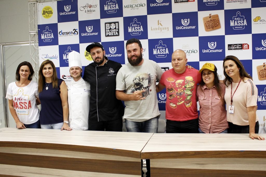 Na foto, Ana Paula (coordenadora de curso), Sandra (coordenadora de curso), Vinicius (coordenador de Gastronomia e jurado da prova), Alisson Tinassi (Casa da Mãe Joana e jurado), Fernando Russell (Cozinha de Jack e jurado da prova), Marcos Vigoritto (Guia do Hambúrguer e jurado da prova), Maiara Colonhesi (ex participante do BBQ Brasil, Boi da Cara Preta e jurada) e Solange (professora)