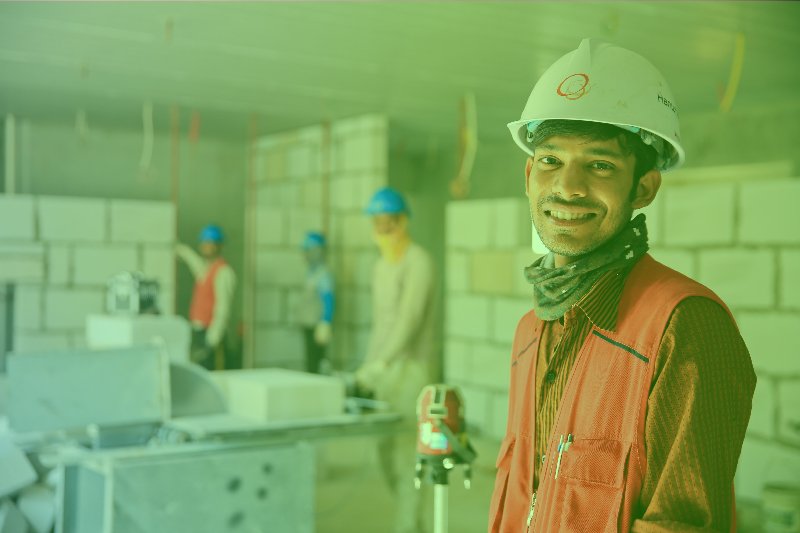 um homem usando capacete e equipamento de segurança