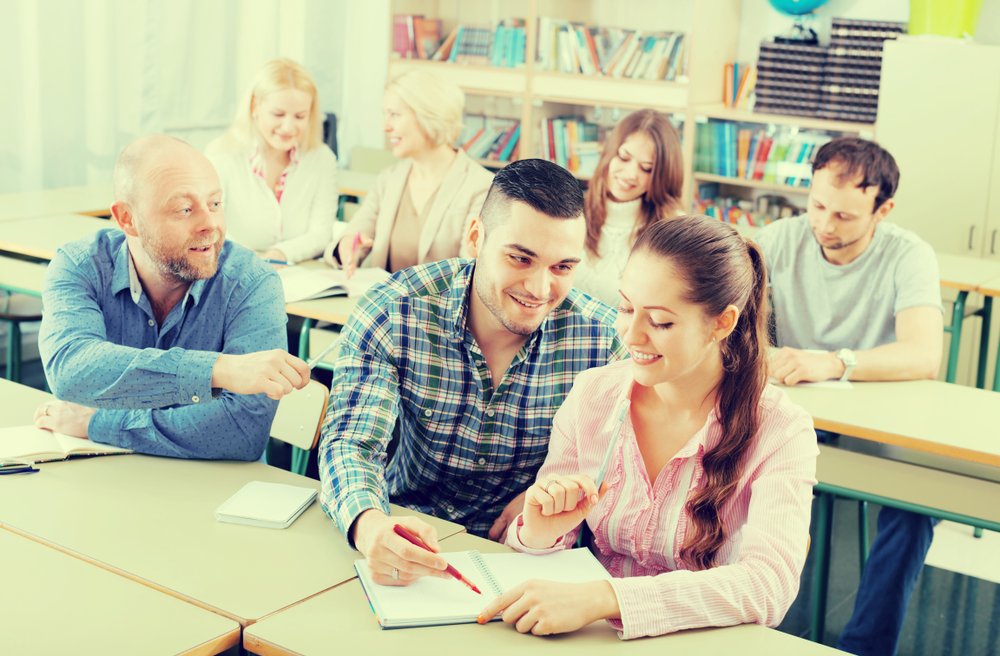 Um caminho para quem faz uma graduação em Pedagogia é trabalhar com ensino para jovens e adultos