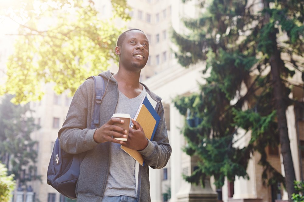 Saber como conciliar trabalho e estudo é uma tarefa importante para o dia a dia de um universitário