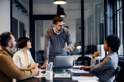 Reunião de negócios com equipe diversa discutindo estratégias em escritório moderno, foco na palavra-chave 'consultoria de negócios'