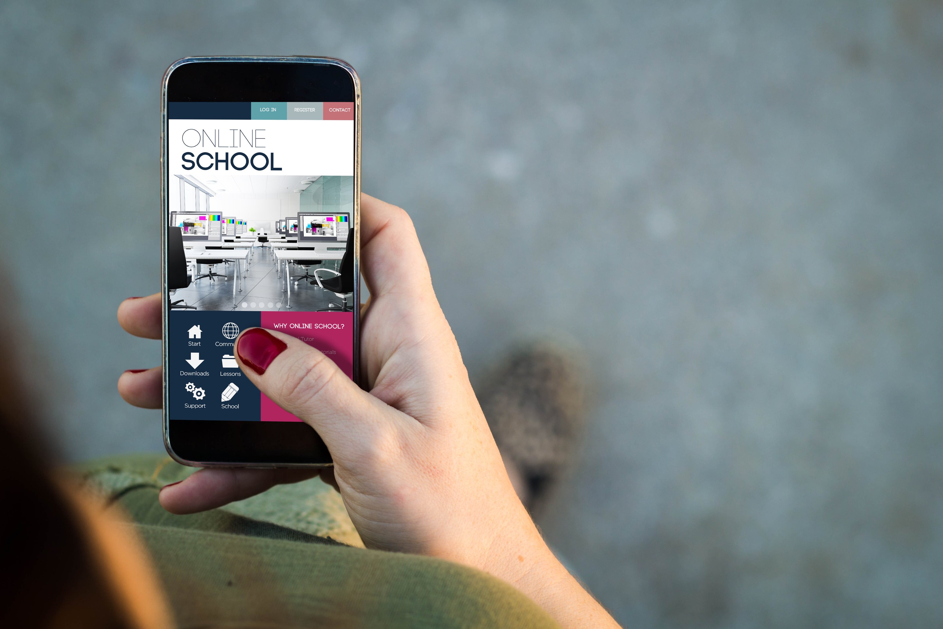 uma pessoa segurando um celular com um aplicativo escolar na tela