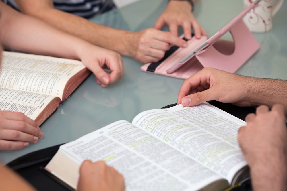 A leitura e a interpretação de obras religiosas é muito presente no curso de Teologia