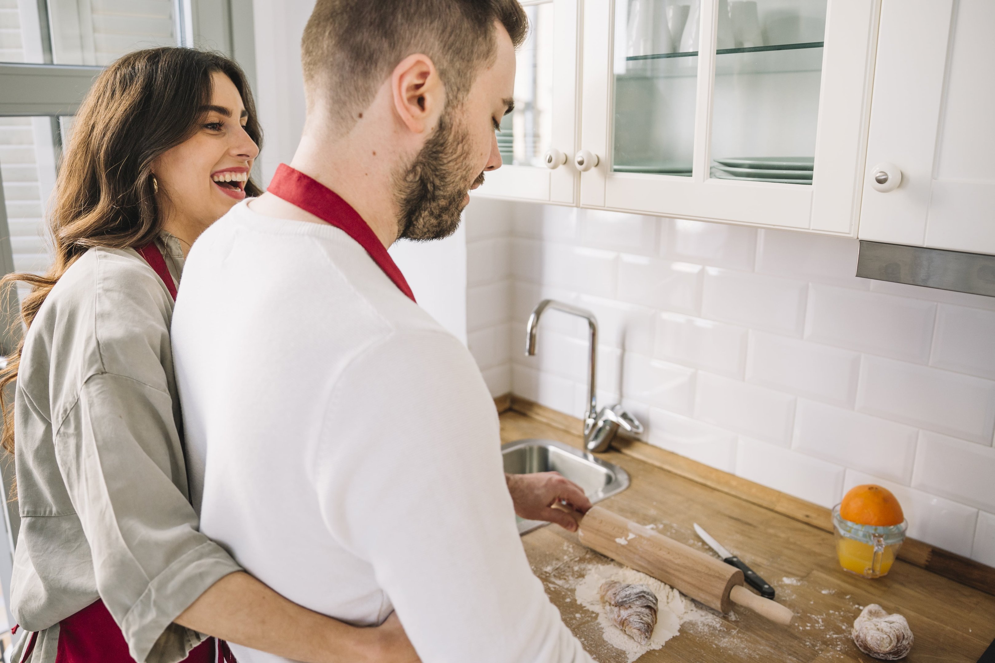 um homem e uma mulher em pé em uma cozinha