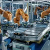 Imagem de robôs industriais em uma linha de montagem, mostrando a automatização e a tecnologia avançada na fabricação de produtos.