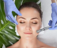 Mulher recebendo tratamento de estética facial com aparelho em um ambiente relaxante. Cuidados com a pele para rejuvenescimento e beleza.