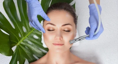 Mulher recebendo tratamento de estética facial com aparelho em um ambiente relaxante. Cuidados com a pele para rejuvenescimento e beleza.
