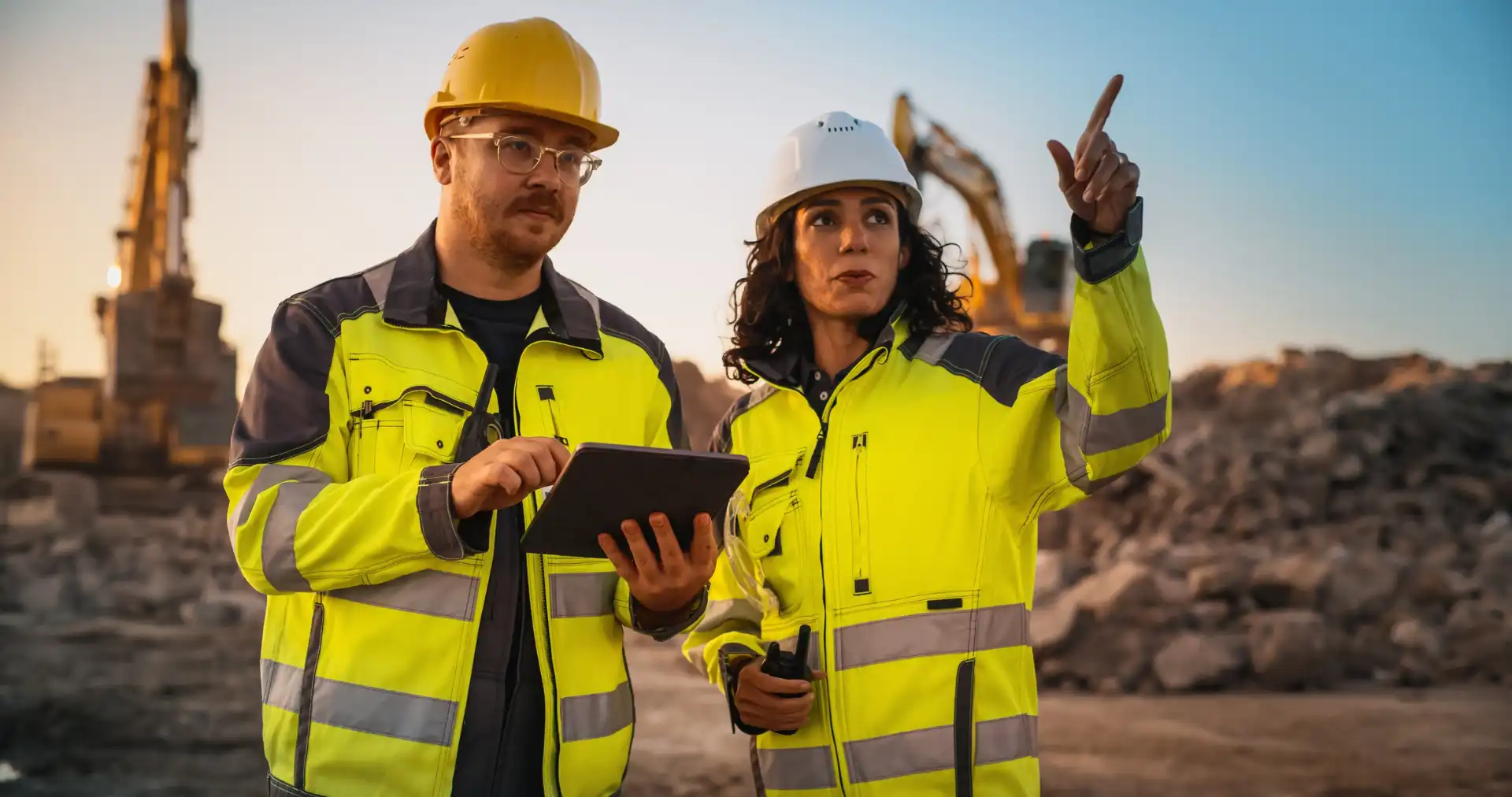 Se você tem afinidade com as Ciências Exatas e busca um curso com excelentes oportunidades de trabalho, que tal considerar alguma das múltiplas áreas da Engenharia Civil? A Engenharia Civil é um dos cursos mais tradicionais e relevantes do Brasil, não somente por oferecer boas colocações, mas também pela importância do profissional para o desenvolvimento de nosso país. Ao entender as peculiaridades das principais áreas da Engenharia Civil, é possível alinhar o interesse pessoal com o que o mercado exige, além de focar no desenvolvimento de habilidades e conhecimentos específicos. A seguir, exploramos os principais campos da Engenharia Civil, proporcionando uma visão clara das oportunidades de trabalho para poder escolher a alternativa que melhor se alinhe aos seus objetivos profissionais e às demandas do mercado. 1. Construtoras O trabalho em construtoras é uma ótima opção para quem deseja entrar rapidamente no mercado de trabalho, principalmente quando o setor está aquecido. Nessa área, o engenheiro planeja, administra, executa e supervisa obras de construção civil, como edifícios residenciais, comerciais e industriais. Para trabalhar em uma construtora, é preciso desenvolver habilidades em gestão de projetos, coordenação de equipes e controle de qualidade. 2. Indústrias de concreto Primordiais para a construção civil, estas indústrias produzem materiais como o concreto pré-moldado e pré-fabricado, entre outros componentes para grandes obras. O engenheiro civil que trabalha nas indústrias de concreto desenvolve atividades no processo produtivo, no controle de qualidade do material e na pesquisa de novas tecnologias e materiais. Por certo, este segmento pode ser especialmente interessante para quem gosta de inovação e tecnologias desenvolvidas em prol da eficiência, durabilidade e sustentabilidade. 3. Serviço público Existem diversas oportunidades no funcionalismo público para os engenheiros civis. Seja em áreas vinculadas ao planejamento urbano, obras públicas e infraestrutura, os profissionais podem atuar em órgãos governamentais, empresas públicas e prefeituras. Como servidores públicos, os engenheiros civis podem atuar em projetos de grande relevância social, como hospitais, escolas, sistemas de drenagem, rodovias e redes de esgoto. Além dos conhecimentos específicos em Engenharia Civil, para ocupar um cargo público, o profissional precisa entender os procedimentos legais e burocráticos, bem como os assuntos vinculados à gestão pública e à sustentabilidade. 4. Ambiental O engenheiro civil especializado em Engenharia Ambiental analisa, planeja e implementa projetos que minimizem os impactos ambientais das obras de construção. Além disso, o profissional pode atuar em áreas como o tratamento de resíduos sólidos, controle de poluição, recuperação de áreas degradadas e projetos de sustentabilidade em construções. Para quem tem interesse em conciliar a Engenharia Civil com a preservação ambiental, essa área oferece muitas oportunidades, principalmente em projetos que envolvem planejamento urbano sustentável e o desenvolvimento de infraestrutura verde. 5. Saneamento O saneamento básico é uma das principais áreas da Engenharia Civil, pois garante a qualidade de vida nas cidades. O profissional especializado em saneamento atua no planejamento e na implementação de sistemas de abastecimento de água, redes de esgoto e tratamento de águas residuais. Quem trabalha nesse campo, precisa ter amplos conhecimentos em legislações ambientais e dominar os aspectos técnicos da especialidade. A área de saneamento apresenta boas oportunidades de trabalho, tanto no setor público quanto no privado, em especial em regiões em pleno processo de urbanização. 6. Hidrologia Voltada ao estudo da água e seus comportamentos na natureza, a hidrologia é fundamental para a correta gestão e uso da água, um recurso natural cada vez mais escasso em várias regiões do mundo. O engenheiro civil especializado nesse campo desenvolve projetos e modelos para prever e controlar o comportamento das águas, como secas, inundações e distribuição da água em uma determinada região. Assim sendo, estrutura sistemas de drenagem urbana, reservatórios, barragens e gerencia recursos hídricos para otimizar o uso da água, tanto em zonas urbanas como rurais. Além disso, o engenheiro hidrólogo pode se envolver no planejamento de projetos de controle de enchentes, como a construção de diques e canais de drenagem, bem como na análise de impacto ambiental, ajudando a minimizar os danos de grandes obras no ecossistema local. 7. Segurança no trabalho A segurança no trabalho visa garantir a integridade física dos trabalhadores nos canteiros de obras, lugares onde os riscos são elevados em virtude das condições ambientais e os tipos de atividades realizadas. O engenheiro civil que atua nessa área implementa e supervisiona as normas de segurança no ambiente de trabalho, realizando vistorias, treinamentos e auditorias para evitar acidentes e promover a saúde ocupacional. Atento às normas que definem diretrizes de segurança em obras, o foco do profissional nesse campo é identificar os riscos e analisar os perigos. Além disso, podem elaborar projetos de segurança, bem como treinar e capacitar as pessoas para se protegerem de acidentes e agirem em situações emergenciais. 8. Estradas e transporte Se, após conhecer os diferentes campos, você continua com dúvidas sobre qual Engenharia escolher, o setor de estradas e transporte pode ser uma boa opção. Os profissionais especializados nessa área planejam, projetam e executam infraestruturas viárias essenciais para o transporte de mercadorias e pessoas. Além dos conhecimentos vinculados à Engenharia Civil, é importante dominar técnicas de pavimentação, drenagem, sinalização e conhecer os sistemas de transporte público. A Engenharia de Transporte também envolve estudos de tráfego, a otimização de rotas e as soluções para melhorar a mobilidade urbana. Com isso, os profissionais da área podem atuar tanto em grandes obras de infraestrutura quanto em projetos que busquem a melhoria da mobilidade nas cidades. 9. Geotecnia Ao trabalhar no setor da geotecnia, os engenheiros civis desenvolvem uma série de tarefas como investigação do solo, análise de estabilidade e projeto de fundações e estruturas de contenção. De fato, o engenheiro geotécnico é responsável pela análise do terreno onde as obras serão realizadas, garantindo que o solo seja adequado para suportar construções de diversos portes, desde pequenas residências até grandes infraestruturas como pontes e edifícios de múltiplos andares. Entre os conhecimentos necessários para o desempenho dessas atividades, destacamos as técnicas de modelagem computacional e as competências ligadas aos ensaios de campo e laboratório. Passos firmes e constantes: escolha a melhor instituição de ensino Agora que você conhece as melhores Engenharias para se especializar e potencializar a sua trajetória como profissional de engenharia civil, é hora de mencionar a importância de escolher uma instituição de ensino de qualidade. Além de oferecer um excelente nível de ensino, uma instituição com boa reputação e com um curso de Engenharia Civil reconhecido no mercado, como a UniCesumar, prepara os estudantes para se destacarem em diversas áreas da profissão. Com uma infraestrutura moderna e completa, professores altamente qualificados e uma inovadora abordagem de ensino, a nossa instituição permite que os alunos se envolvam com projetos reais, simulando o dia a dia da profissão. Além disso, a UniCesumar reflete no conteúdo curricular o seu constante empenho em entender as necessidades do mercado de trabalho e as tendências em diversas áreas da Engenharia Civil. Assim, prepara os estudantes para aproveitar as melhores e mais modernas oportunidades laborais. Como você pôde ver, a Engenharia Civil é uma área fantástica para quem gosta de tecnologia, inovação e sustentabilidade urbana, além de oferecer uma boa remuneração. Este é o seu caso? Então, conte conosco para desenhar uma carreira de sucesso. Acesse o nosso site e conheça mais sobre este e outros cursos de graduação!