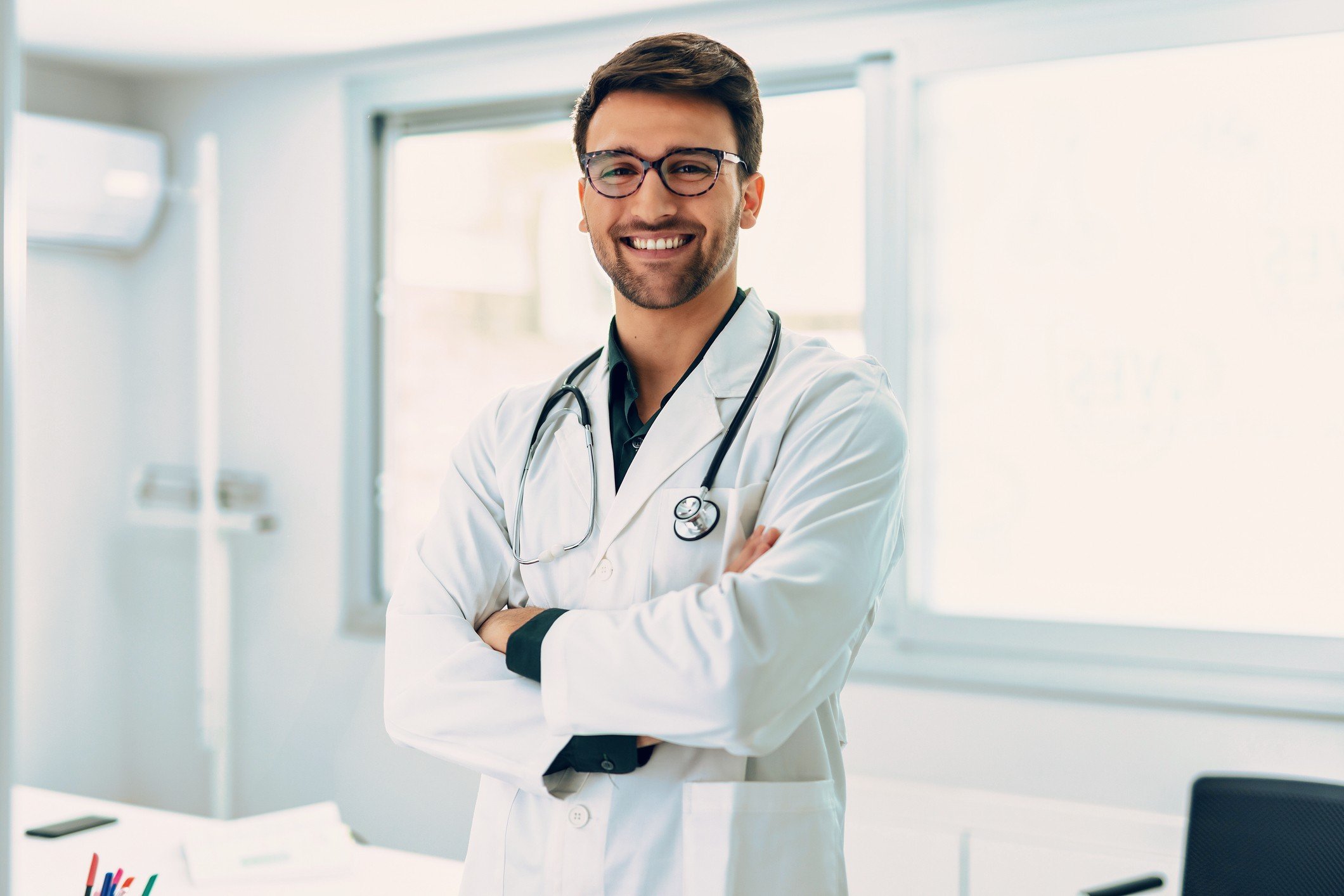 A Medicina é uma profissão apaixonante, contudo, demanda muita responsabilidade, visto que o profissional trata da saúde e do bem-estar das pessoas. Uma forma de garantir a segurança no atendimento é ter o CRM ativo, mas afinal, o que é CRM médico e por que é tão importante para o correto exercício da Medicina? O CRM é o documento que autoriza o profissional a atuar legalmente, promovendo e obedecendo aos padrões éticos e técnicos exigidos pela profissão. Sem esse registro, o profissional não é amparado pela lei para atender, o que pode resultar em graves consequências profissionais e jurídicas, bem como em processos administrativos e a proibição de atuar na área da saúde. Hoje, aprofundamos a nossa discussão sobre o que é CRM médico, apresentando questões relevantes sobre o assunto, desde a essência do documento até a melhor forma de obtê-lo. O que é CRM médico? O Conselho Federal de Medicina (CFM) e os Conselhos Regionais de Medicina (CRMs) são entidades reguladoras e fiscalizadoras das práticas médicas em nosso país. Enquanto o CFM atua em nível nacional, criando normas aplicáveis em todo o país, os CRMs são órgãos estaduais vinculados ao CFM, cuja função é registrar, fiscalizar e dar suporte aos profissionais dentro do raio de abrangência (o Estado). De fato, os CRMs são responsáveis pela realização do cadastro que confirma a legalidade da atuação dos profissionais. Com um número exclusivo para cada médico, o CRM pode ser solicitado após a conclusão do curso de Medicina, sendo indispensável para que o profissional possa exercer as suas funções de forma segura e confiável. Como funciona? O CRM serve como um atestado que confere o aval de atuação para o profissional formado em Medicina, seja de forma autônoma, em clínicas ou em hospitais. Como é regional, o médico poderá exercer a profissão unicamente nos limites do estado ao qual se encontra vinculado. Se quiser mudar de cidade e de Estado, o médico deverá solicitar a transferência do CRM. No caso de trabalhar em dois estados ao mesmo tempo, o profissional precisará solicitar um número de registro secundário. Em um primeiro momento, é comum ficar incomodado com tantas exigências, contudo, as normas oferecem segurança e garantia tanto para os pacientes como para os profissionais. Assim, garantem a qualidade do atendimento e a valorização da profissão, respectivamente. Para que serve o Conselho Regional de Medicina? O Conselho Regional de Medicina é o órgão responsável pela qualidade dos serviços médicos prestados em diferentes níveis de atendimento, tanto na esfera pública quanto privada. Veja as principais funções do CRM! Regulamentação da profissão O CRM assegura que todos os profissionais que atuam na Medicina sigam as normas estabelecidas pelo CFM, incluindo o Código de Ética Médica. Também fiscaliza a conduta dos médicos e a qualidade do serviço prestado em prol da manutenção do padrão de excelência exigido. Atualização dos profissionais de saúde O CRM desenvolve ações focadas na atualização dos profissionais, de modo que eles fiquem cientes das novas regulamentações e das diretrizes de ética profissional. Dessa forma, evitando disputas jurídicas e promovendo as melhores e mais atuais práticas médicas. Registro e emissão do CRM Conforme mencionado, o Conselho Regional de Medicina é responsável por registrar os médicos e fornecer o número de CRM, documento necessário para o exercício legal da profissão. Garantir a qualidade do atendimento médico Mediante o estímulo à atualização, a definição de normas rígidas e a concessão de registros, o CRM garante que os médicos estejam devidamente capacitados e cumpram com as normas, proporcionando um atendimento de qualidade para os pacientes. Quais os benefícios do CRM médico? Agora, vejamos os benefícios do CRM tanto para o profissional como para os pacientes: regulamenta a profissão: promove que todos os médicos atuem segundo as normas brasileiras que orientam a profissão; garante proteção jurídica: em caso de denúncia ou processo ético, o CRM oferece apoio jurídico e garante que o médico tenha o devido direito à defesa, evitando que seja prejudicado sem a devida análise e julgamento; gera credibilidade: o CRM indica que o profissional está apto para exercer a profissão, proporcionando confiança e credibilidade, aspectos essenciais para o sucesso no atendimento médico; oferece acesso a materiais e conteúdos valiosos: o CRM permite o acesso a conteúdos atualizados, como palestras, eventos e cursos, fazendo com que os médicos conheçam as novidades e os avanços tecnológicos da área. Quais as funções do CRM? A seguir, listamos as principais responsabilidades do Conselho Regional de Medicina. Fiscaliza a atividade médica O Conselho Regional de Medicina fiscaliza o exercício da profissão. Caso algum profissional esteja agindo de maneira irregular ou antiética, o órgão pode investigar a situação e, sendo necessário, aplicar as devidas sanções. Zela pelas condições de trabalho Um dos objetivos do CRM é promover melhores condições de trabalho dentro das instituições de saúde e a valorização dos profissionais que decidem seguir a carreira de Medicina. Cancela os registros Em situações em que o profissional comete infrações graves, o CRM pode determinar o cancelamento do seu registro e, consequentemente, a suspensão de suas atividades profissionais. Realiza campanhas de conscientização O CRM também tem papel educativo, pois realiza campanhas de conscientização e proporciona orientações sobre as boas práticas de saúde. Como tirar o CRM? Você já deve ter percebido que, para tirar o CRM, é preciso cumprir etapas importantes, sendo a primeira terminar a graduação em Medicina em uma instituição de ensino reconhecida e bem avaliada pelo Ministério da Educação (MEC). Após concluí-la, o profissional recém-graduado precisa acessar o site do CRM da sua região, ou seja, do estado onde deseja atuar. Ao finalizar o cadastro, o interessado deve imprimir a sua ficha cadastral e o boleto para pagamento das taxas de inscrição e anuidade. É importante salientar que esses valores variam conforme a região, por isso, é importante consultá-los no site do CRM do estado em questão. O próximo passo é reunir os seguintes documentos: original e cópia frente e verso do diploma; cópia de RG, CPF e título de eleitor; comprovante de quitação eleitoral; homens: certificado militar com prova de regularidade; comprovante de residência; caso necessário, comprovante de casamento; 3 fotos 3x4 recentes com fundo branco, sem óculos, boné, decotes e regatas; ficha cadastral completa; comprovante de pagamento das taxas. Embora sejam os documentos básicos, é importante verificar junto ao CRM de interesse se há necessidade de incluir outros. Com os documentos em mãos e os boletos pagos, compareça à sede CRM mais próxima para efetivar o processo. Credibilidade e seriedade acima de tudo! Dar os primeiros passos na carreira pode ser um grande desafio, contudo, todas as etapas são importantes para o bom desenvolvimento profissional. Independentemente dos tipos de médicos, todos precisam ter CRM ativo para exercer as suas atividades sem prejuízos à imagem e reputação. Caso o profissional não conte com o devido registro, pode sofrer sanções e, em casos extremos, perder o diploma. Considere o CRM como um registro que proporciona o aval para a prática médica, garantindo segurança tanto para os profissionais quanto para os pacientes, bem como a qualidade dos serviços prestados. Esperamos que este conteúdo tenha esclarecido as suas dúvidas sobre o que é CRM médico. Se gostou do nosso post e quer ter acesso a mais informações sobre questões acadêmicas e profissionais, recomendamos que acompanhe as nossas redes sociais. Curta a nossa página no Facebook para ficar por dentro das novidades!