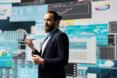 Homem de terno apresentando conceitos de governança de dados em uma sala com várias telas exibindo gráficos e informações analíticas.