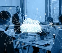 Reunião de negócios com apresentação sobre transformação digital e uso de tecnologias de nuvem para inovação empresarial.