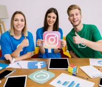 Jovens influenciadores digitais discutindo estratégias de marketing de influência com ícones de redes sociais como Instagram, Facebook e LinkedIn em ambiente de escritório.