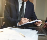 Advogado trabalhista analisando documentos em escritório, representando clientes em questões trabalhistas.