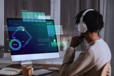 Pessoa assistindo a análises gráficas de inteligência artificial e machine learning em um computador com gráficos de dados e tendências.
