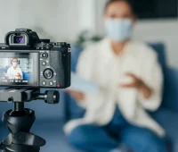 Educação em saúde: câmera filmando médico gravando conteúdo para redes sociais, promovendo conscientização e orientações aos pacientes.