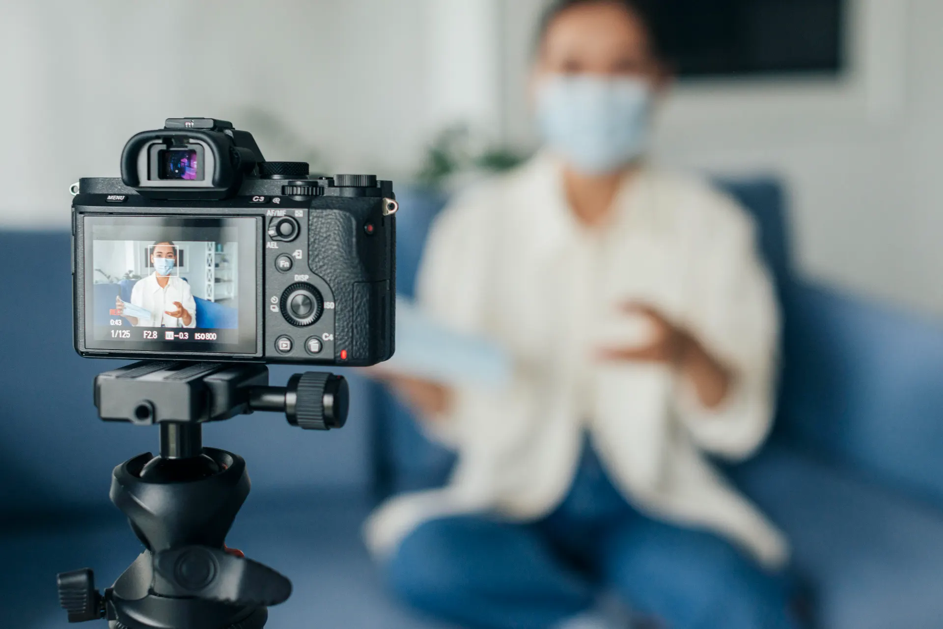 Educação em saúde: câmera filmando médico gravando conteúdo para redes sociais, promovendo conscientização e orientações aos pacientes.