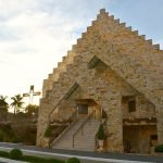 uma igreja de pedra com campanário e escadas