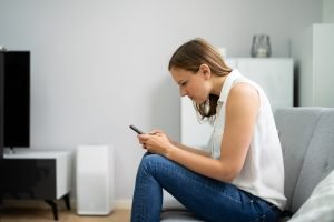 “Text Neck”: o preço da era digital pode ser dor crônica e hérnia na coluna