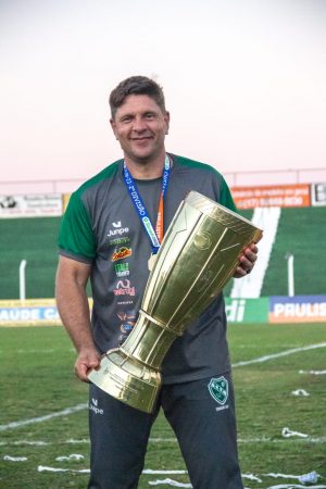 Como a educação ajudou um zelador de estádio a se tornar o melhor técnico do Paulista