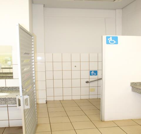 Banheiros-especiais-a-pessoas-portadoras-de-defici--ncias-em-todo-o-campus.