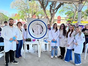 Alunos e professores membros da Liga Acadêmica de Genética Médica de Maringá, da UniCesumar, participam de evento destinado à população maringaense