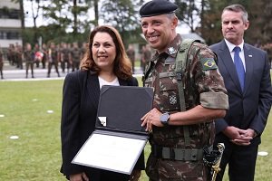 UniCesumar Curitiba recebe diploma de Colaborador Emérito do Exército