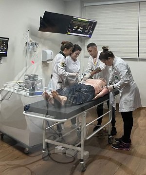 Enfermagem: alunos da UniCesumar de Curitiba fazem imersão de 48 horas em urgência e emergência