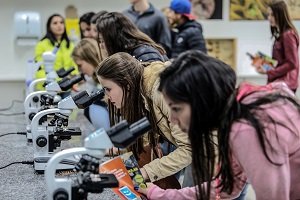 Mostra de Profissões da UniCesumar ajuda estudantes na escolha da carreira profissional