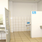 Banheiros especiais a pessoas portadoras de deficiências, em todo o campus.