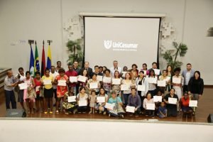 Imigrantes e refugiados recebem diploma do curso de Conserto e Costura da UniCesumar