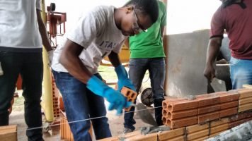 Imigrantes se formam no curso de Servente de Obras nesta sexta-feira, na UniCesumar