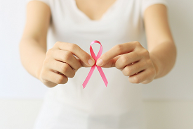 Com música ao vivo e tratamentos de beleza, UniCesumar atende mulheres com câncer de mama