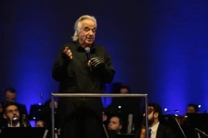 “A música traz solidariedade, paz e amor para o mundo”, diz o maestro João Carlos Martins em palestra na UniCesumar