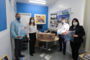 Combate à Covid-19: UniCesumar doa máscaras de acetato à Santa Casa de Paranavaí