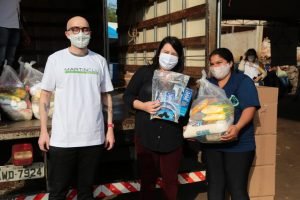 Informação e entrega de donativos: UniCesumar realiza ação social em cooperativas de reciclagem de Maringá