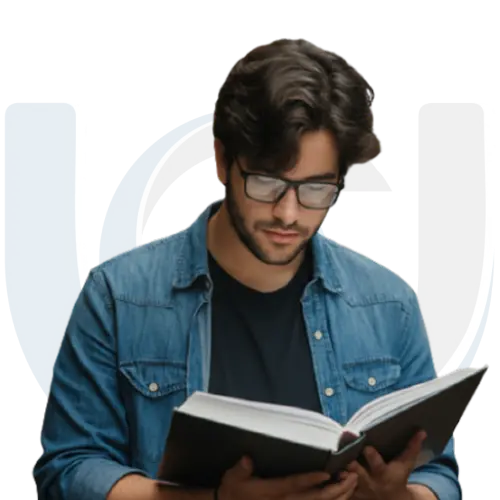 Homem branco de óculos e cabelo preto e liso com um livro aberto representando a pesquisa na biblioteca