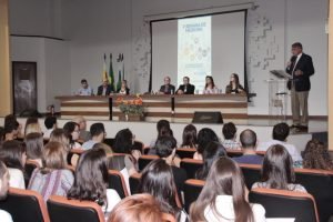 Reitor fala na abertura do evento sobre a importância dos estudos