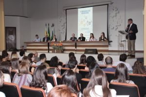 Reitor fala na abertura do evento sobre a importância dos estudos